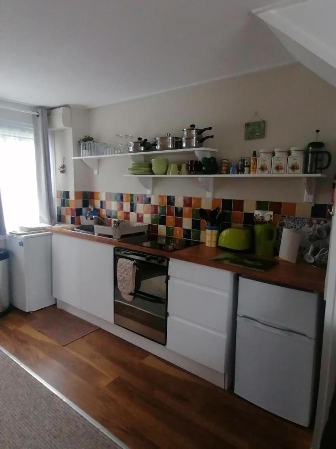 Le Chalet - 2 Bedroom Chalet House Sleeps 3 Pembroke Bagian luar foto